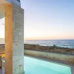 Lucia Beachfront Будинок відпочинку *
