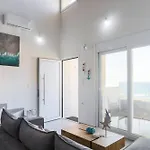 Lucia Beachfront Feriehus